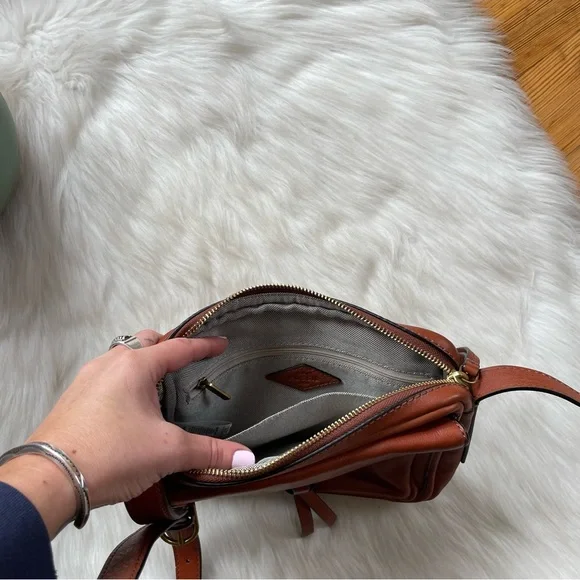 LIKE NEW Fossil Mila crossbody leather bag - Picture 12 of 13
